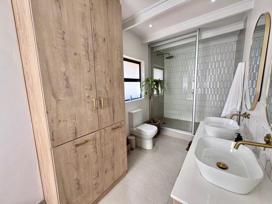 4 Bedroom Property for Sale in Hoog En Droog Western Cape